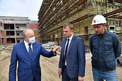 Глава региона Валерий Радаев проверил, как идет строительство социальных объектов в Саратове