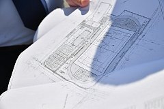 Глава региона осмотрел ход реконструкции стадиона «Старт» в Марксе