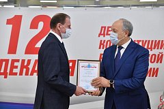 Главе района вручено свидетельство о занесении на Доску почета Саратовской области
