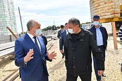 Глава региона Валерий Радаев проверил, как идет строительство социальных объектов в Саратове