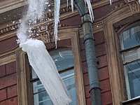 Внимание сход снега с крыш и падение сосулек - сезонные риски!