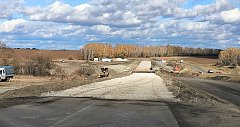 В районе завершается строительство моста через ручей Чекуриха 