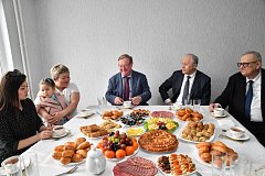 Валерий Радаев и Сергей Степашин вручили ключи от новых квартир переселенцам из аварийного жилья