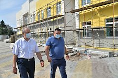 Губернатор проверил ход реконструкции социальных объектов в Марксе