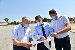 Глава региона осмотрел ход реконструкции стадиона «Старт» в Марксе