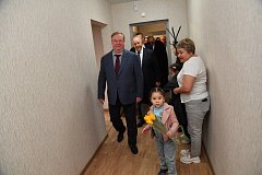 Валерий Радаев и Сергей Степашин вручили ключи от новых квартир переселенцам из аварийного жилья