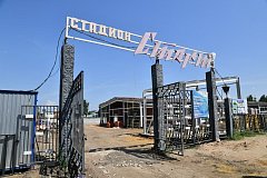 Глава региона осмотрел ход реконструкции стадиона «Старт» в Марксе