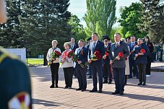 Возложение цветов к Мемориалу защитникам Отечества на Воскресенском кладбище Саратова