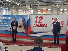 Главе района вручено свидетельство о занесении на Доску почета Саратовской области