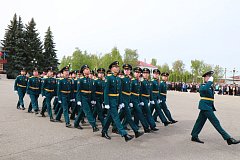 В р.п.Татищево прошел торжественный митинг на Центральной площади