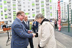 Валерий Радаев и Сергей Степашин вручили ключи от новых квартир переселенцам из аварийного жилья